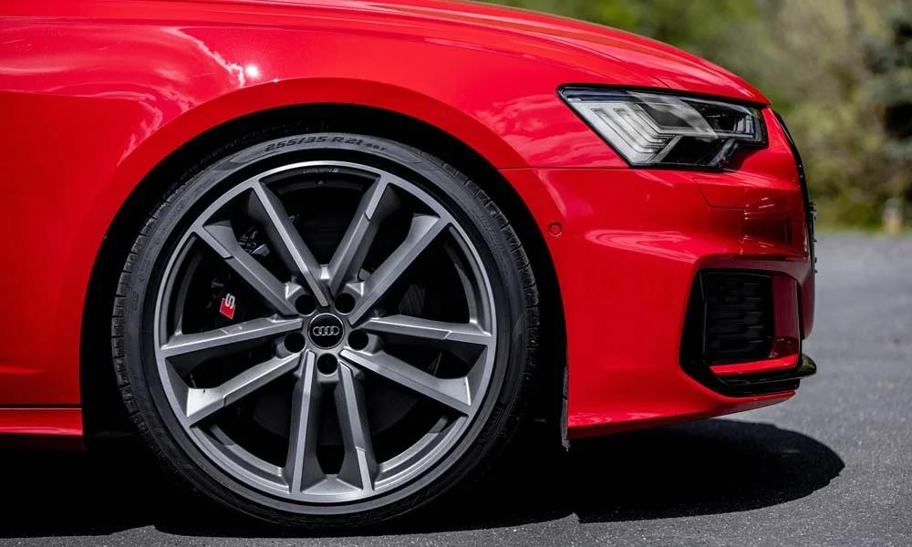 Фото Audi S6 Avant (2024) — колесо и диск. Пятилучевой диск — классика, лёгкая в мойке и визуально стройная Audi S6 Avant (2024) — колесо и диск