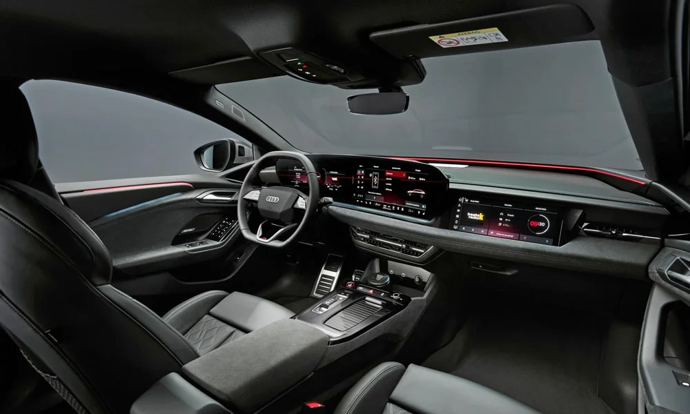 Фото Audi S6 Sportback e-tron (2024) — передняя панель. Панель в тёмной отделке — видна компоновка экранов и органов управления. Минимум физических кнопок — ставка на экранное управление Audi S6 Sportback e-tron (2024) — передняя панель