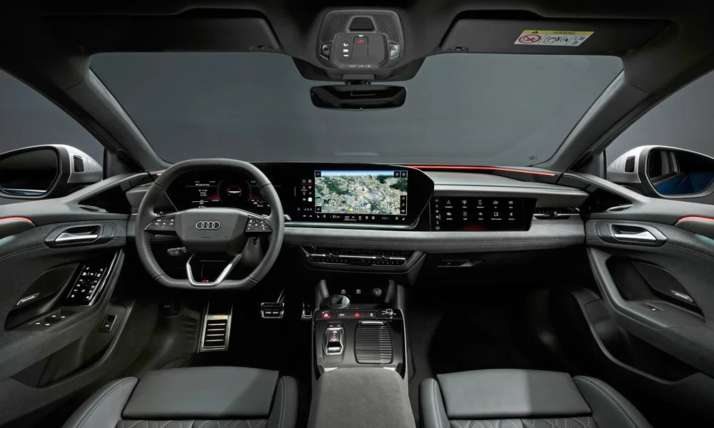 Фото Audi S6 Sportback e-tron (2024) — передняя панель, фото 2. Панель в тёмной отделке — видна компоновка экранов и органов управления Audi S6 Sportback e-tron (2024) — передняя панель, фото 2