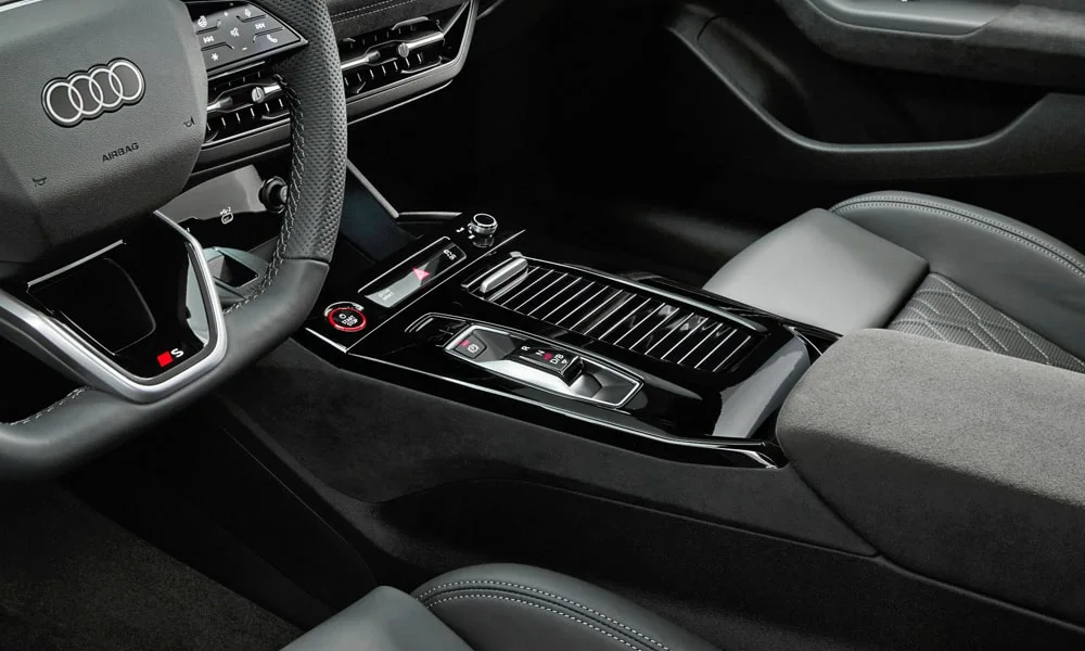 Фото Audi S6 Sportback e-tron (2024) — дверная карта. Подлокотник, динамик и блок стеклоподъёмников Audi S6 Sportback e-tron (2024) — дверная карта