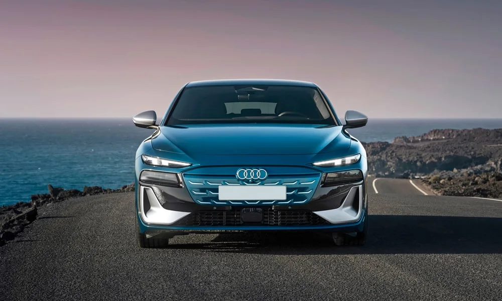Фото Audi S6 Sportback e-tron (2024) — вид спереди, фото 5. Оптика, решётка и бампер — первое впечатление о модели. Рисунок ходовых огней — подпись модели, по нему её узнают в потоке Audi S6 Sportback e-tron (2024) — вид спереди, фото 5