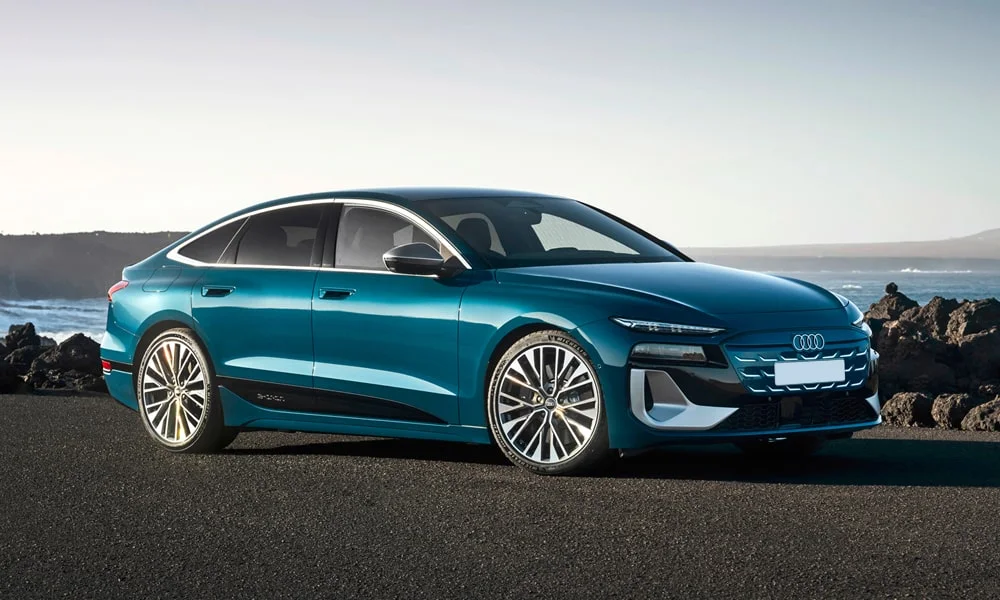 Фото Audi S6 Sportback e-tron (2024) — вид спереди, фото 6. Синий кузов, строгая симметрия оптики — базовый ракурс знакомства с дизайном. Дневные ходовые огни включаются автоматически с запуском Audi S6 Sportback e-tron (2024) — вид спереди, фото 6