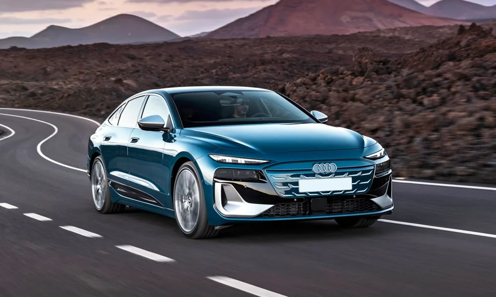 Фото Audi S6 Sportback e-tron (2024) — вид спереди, фото 7. Кузов в синем цвете: рисунок оптики и решётки задаёт узнаваемое «лицо» модели. Рисунок ходовых огней — подпись модели, по нему её узнают в потоке Audi S6 Sportback e-tron (2024) — вид спереди, фото 7