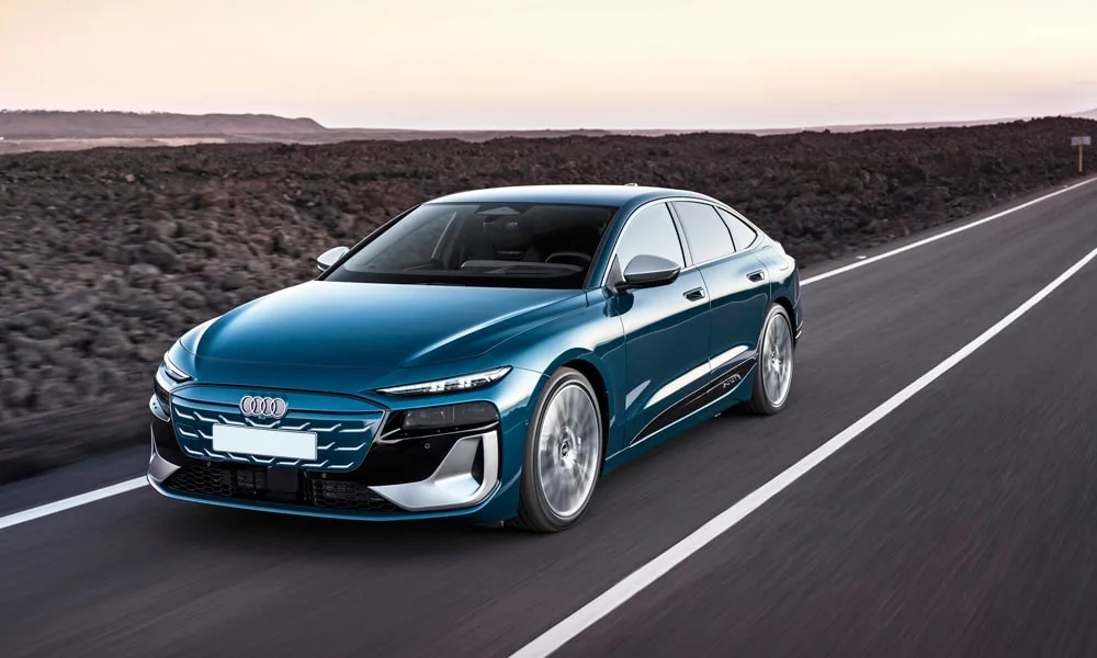 Фото Audi S6 Sportback e-tron (2024) — вид спереди, фото 8. Синий кузов, строгая симметрия оптики — базовый ракурс знакомства с дизайном Audi S6 Sportback e-tron (2024) — вид спереди, фото 8