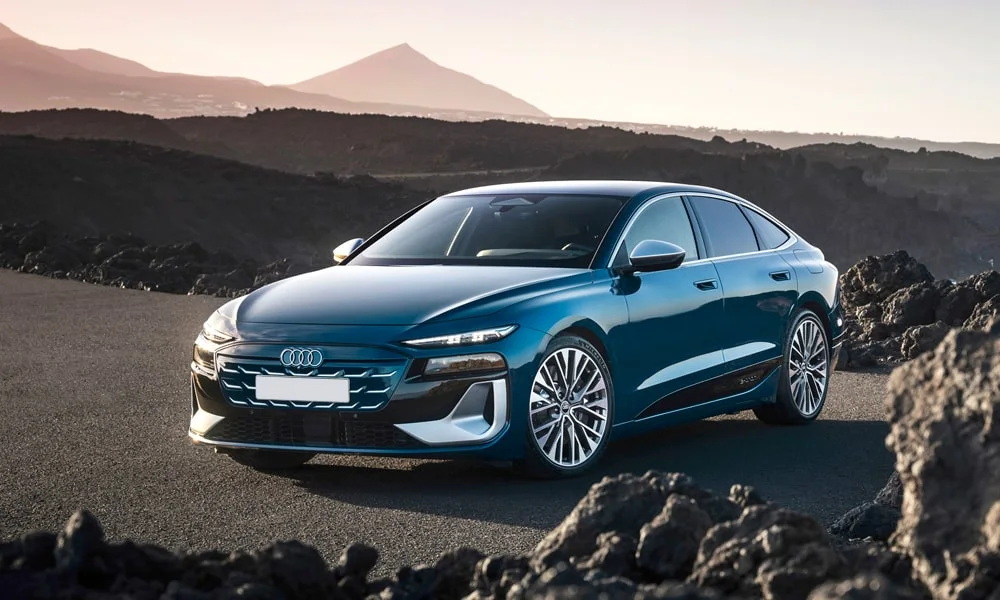 Фото Audi S6 Sportback e-tron (2024) — вид спереди, фото 9. Синий кузов, строгая симметрия оптики — базовый ракурс знакомства с дизайном Audi S6 Sportback e-tron (2024) — вид спереди, фото 9