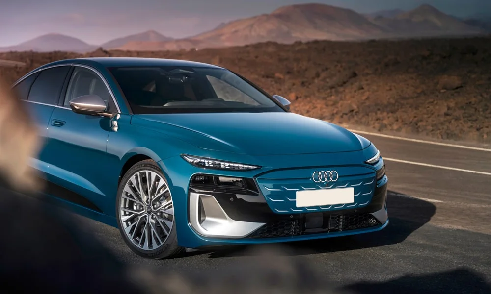 Фото Audi S6 Sportback e-tron (2024) — вид спереди, фото 10. Синий кузов, строгая симметрия оптики — базовый ракурс знакомства с дизайном Audi S6 Sportback e-tron (2024) — вид спереди, фото 10