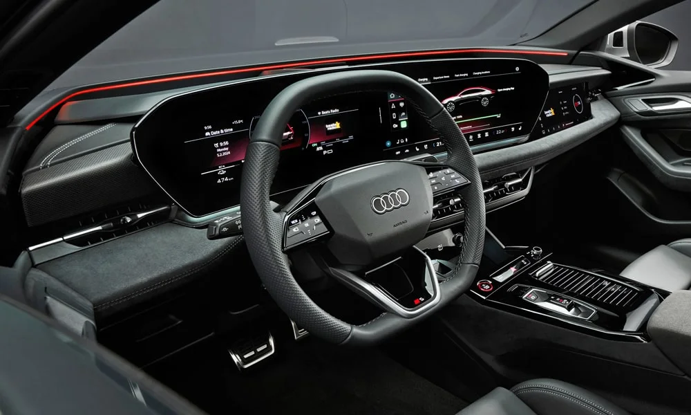 Фото Audi S6 Sportback e-tron (2024) — приборная панель. Скорость, запас хода и подсказки ассистентов перед глазами. Запас хода и расход выводятся крупно — главные цифры ежедневных поездок Audi S6 Sportback e-tron (2024) — приборная панель