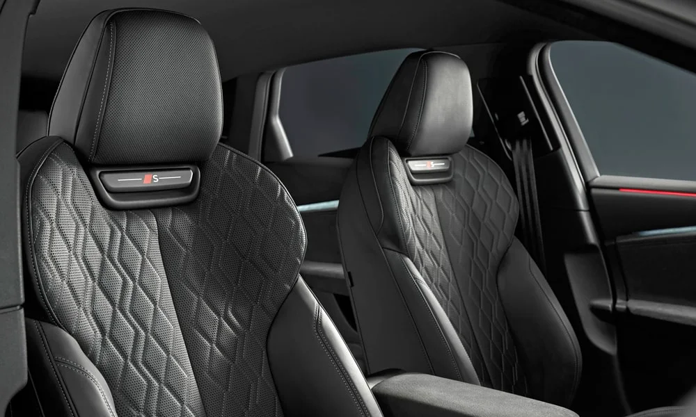 Фото Audi S6 Sportback e-tron (2024) — интерьер. Общий план салона: архитектура панели, консоль и кресла Audi S6 Sportback e-tron (2024) — интерьер