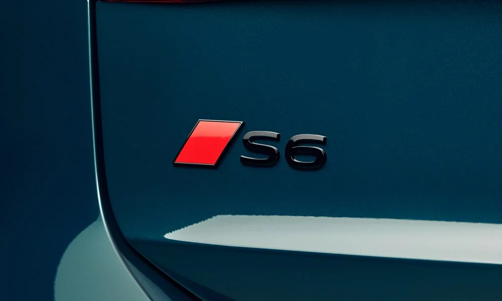 Фото Audi S6 Sportback e-tron (2024) — интерьер, фото 3. Общий план салона: архитектура панели, консоль и кресла. Уровень отделки читается по стыкам панелей и мягким поверхностям в зонах касания Audi S6 Sportback e-tron (2024) — интерьер, фото 3