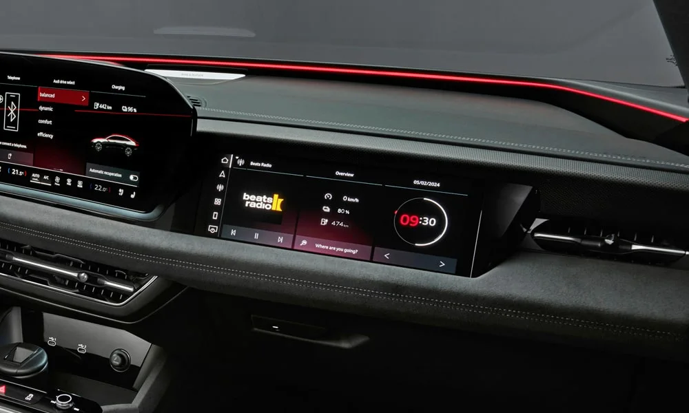 Фото Audi S6 Sportback e-tron (2024) — экран мультимедиа, фото 2. Интерфейс медиасистемы крупным планом. Поддержка смартфонов и обновления «по воздуху» — ключевые вопросы к медиасистеме; наличие русификации уточняйте у дилера Audi S6 Sportback e-tron (2024) — экран мультимедиа, фото 2
