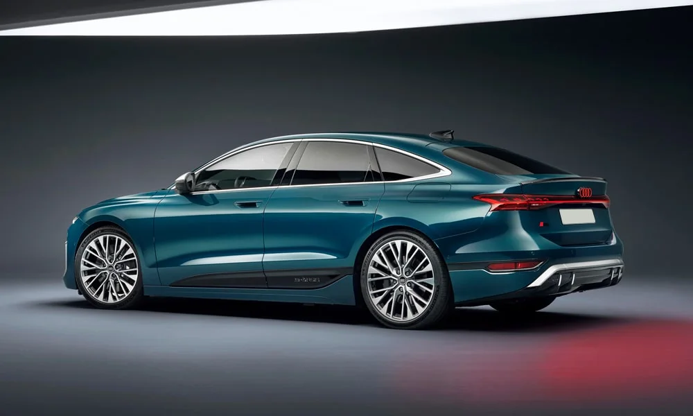 Фото Audi S6 Sportback e-tron (2024) — вид сзади, фото 4. Синий кузов сзади — фонари и бампер определяют ночной образ модели. Светодиодная полоса или раздельные секции — задняя оптика стала главным украшением кормы Audi S6 Sportback e-tron (2024) — вид сзади, фото 4