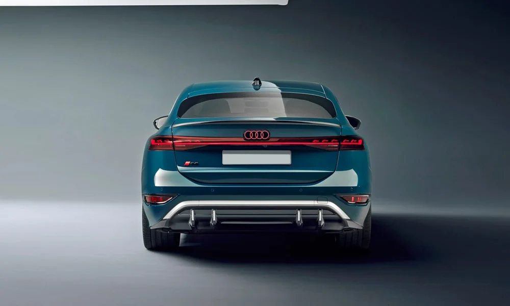 Фото Audi S6 Sportback e-tron (2024) — вид сзади, фото 5. Линия крыши, стойки и задняя дверь в синем исполнении. Светодиодная полоса или раздельные секции — задняя оптика стала главным украшением кормы Audi S6 Sportback e-tron (2024) — вид сзади, фото 5