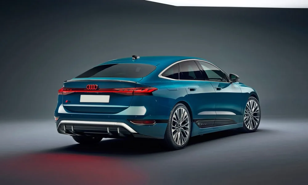 Фото Audi S6 Sportback e-tron (2024) — вид сзади, фото 6. Линия крыши, стойки и задняя дверь в синем исполнении. Насадки выхлопа или их имитация внизу бампера различают версии Audi S6 Sportback e-tron (2024) — вид сзади, фото 6