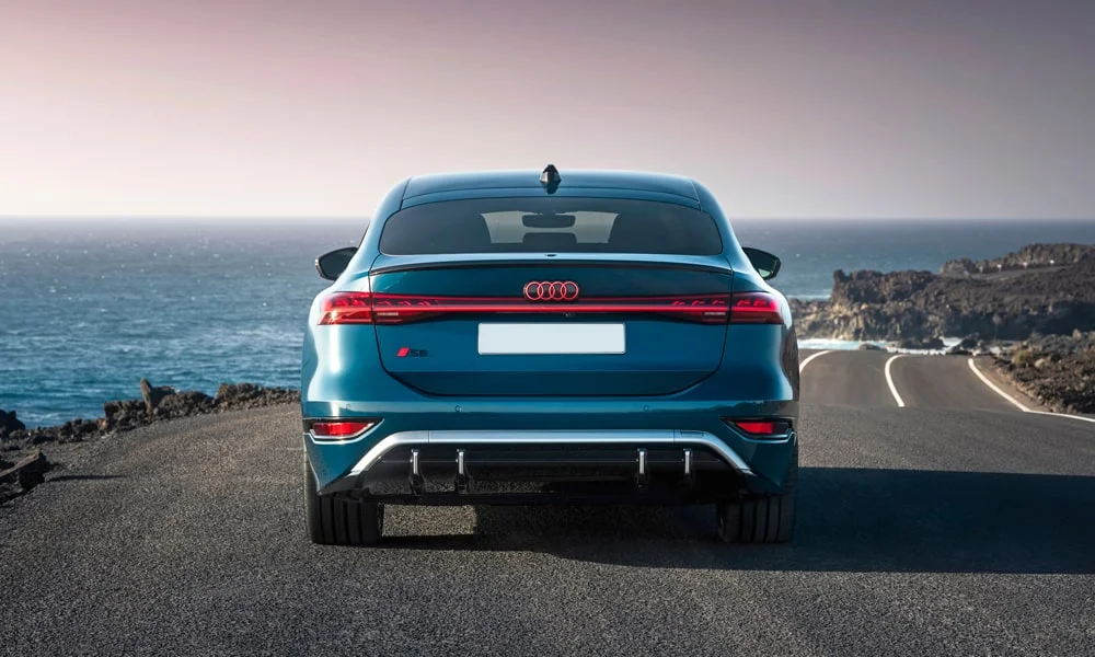 Фото Audi S6 Sportback e-tron (2024) — вид сзади, фото 7. Синий кузов сзади — фонари и бампер определяют ночной образ модели Audi S6 Sportback e-tron (2024) — вид сзади, фото 7