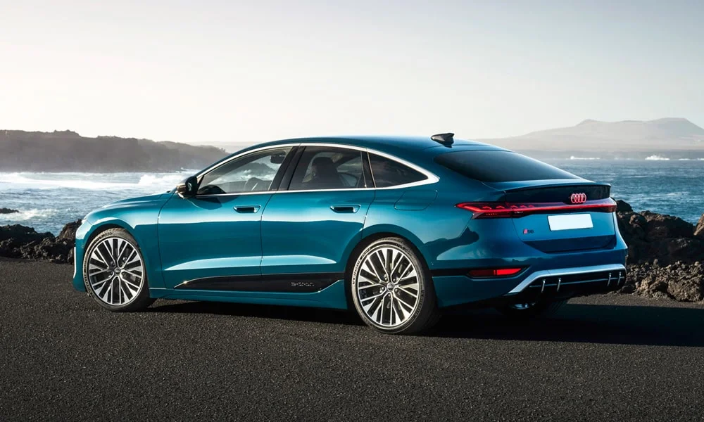 Фото Audi S6 Sportback e-tron (2024) — вид сзади, фото 8. Графика фонарей, бампер и оформление пятой двери. Светодиодная полоса или раздельные секции — задняя оптика стала главным украшением кормы Audi S6 Sportback e-tron (2024) — вид сзади, фото 8