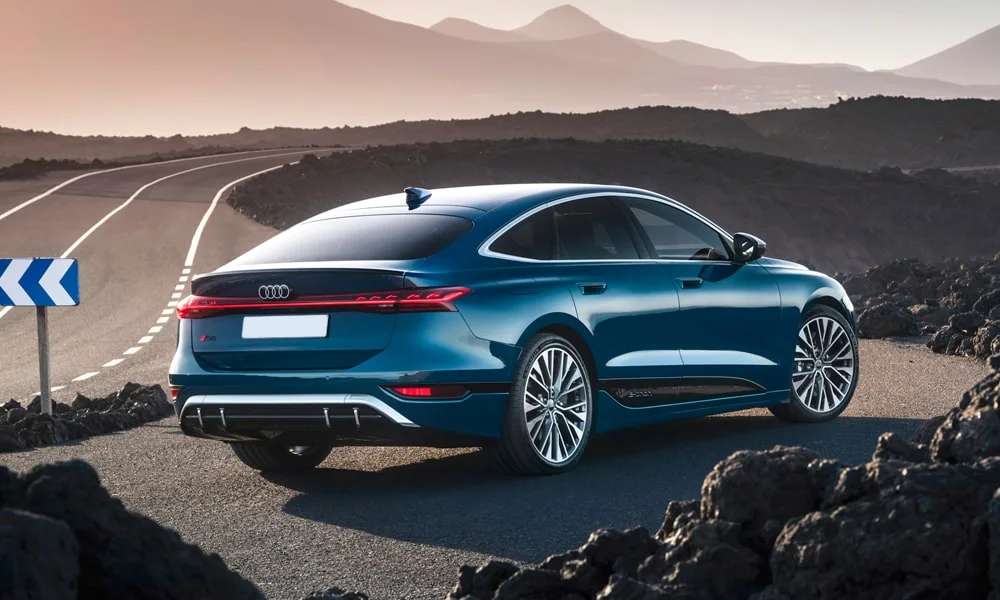 Фото Audi S6 Sportback e-tron (2024) — вид сзади, фото 9. Графика фонарей, бампер и оформление пятой двери Audi S6 Sportback e-tron (2024) — вид сзади, фото 9