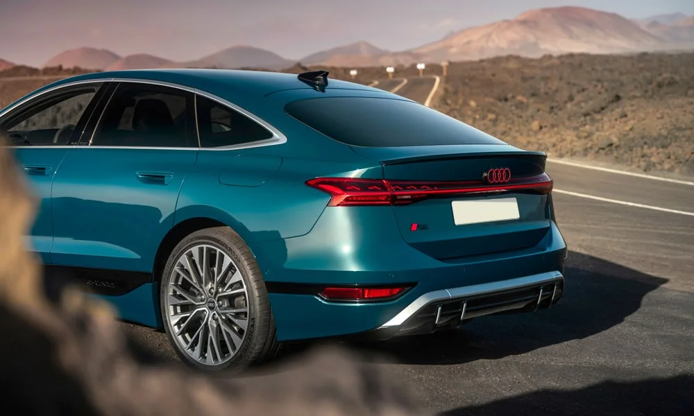 Фото Audi S6 Sportback e-tron (2024) — вид сзади, фото 10. Корма в синем цвете: графика фонарей и пластика пятой двери. Светодиодная полоса или раздельные секции — задняя оптика стала главным украшением кормы Audi S6 Sportback e-tron (2024) — вид сзади, фото 10