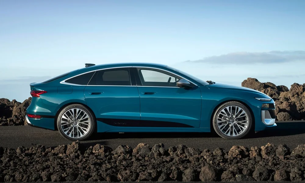 Фото Audi S6 Sportback e-tron (2024) — вид сбоку, фото 3. Профиль в синем цвете: соотношение колёсной базы и свесов Audi S6 Sportback e-tron (2024) — вид сбоку, фото 3