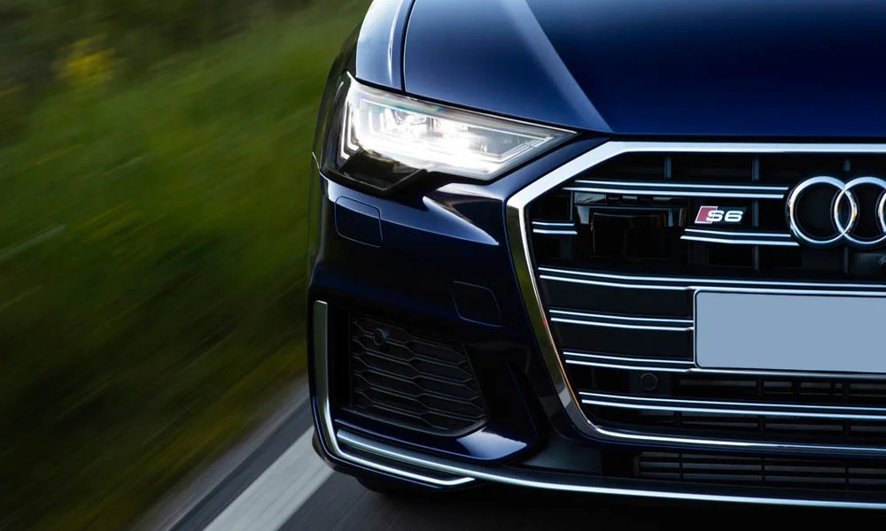 Фото Audi S6 — вид спереди, фото 4. Оптика, решётка и бампер — первое впечатление о модели. Рисунок ходовых огней — подпись модели, по нему её узнают в потоке Audi S6 — вид спереди, фото 4