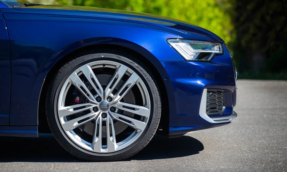 Фото Audi S6 — вид спереди, фото 5. Передок в синем исполнении — крупная светотехника и выразительный бампер. Рисунок ходовых огней — подпись модели, по нему её узнают в потоке Audi S6 — вид спереди, фото 5