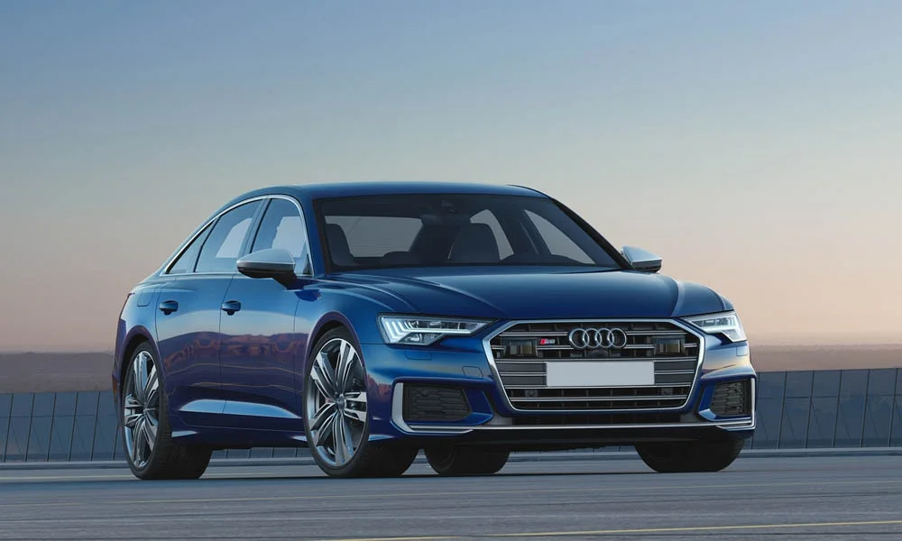 Фото Audi S6 — вид спереди, фото 6. Кузов в синем цвете: рисунок оптики и решётки задаёт узнаваемое «лицо» модели. Рисунок ходовых огней — подпись модели, по нему её узнают в потоке Audi S6 — вид спереди, фото 6