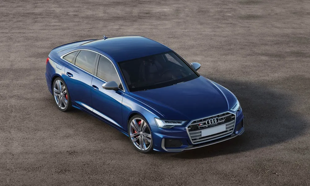 Фото Audi S6 — вид спереди, фото 8. Кузов в синем цвете: рисунок оптики и решётки задаёт узнаваемое «лицо» модели Audi S6 — вид спереди, фото 8