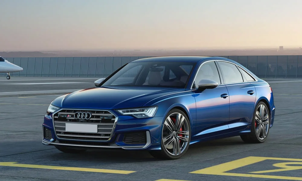 Фото Audi S6 — вид спереди, фото 9. Кузов в синем цвете: рисунок оптики и решётки задаёт узнаваемое «лицо» модели. Дневные ходовые огни включаются автоматически с запуском Audi S6 — вид спереди, фото 9