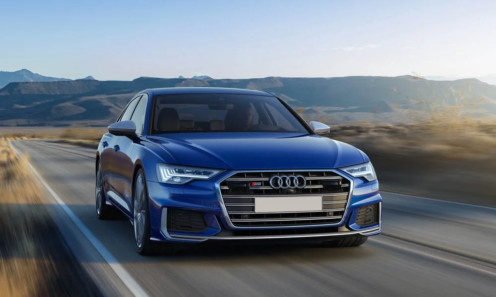 Фото Audi S6 — вид спереди, фото 10. Кузов в синем цвете: рисунок оптики и решётки задаёт узнаваемое «лицо» модели. Рисунок ходовых огней — подпись модели, по нему её узнают в потоке Audi S6 — вид спереди, фото 10