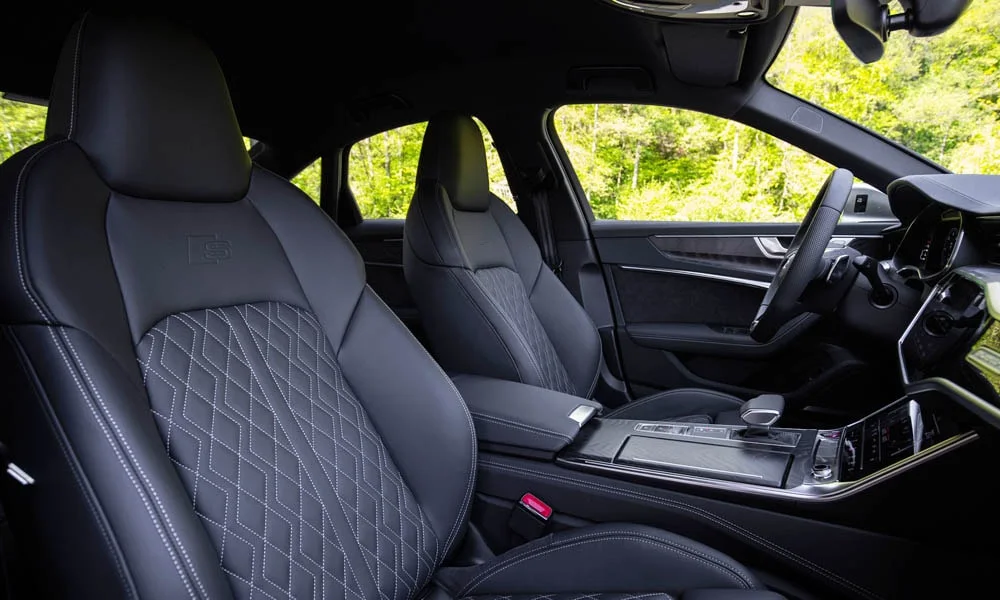 Фото Audi S6 — передние сиденья. Профиль кресел: боковая поддержка и подголовники. Регулировки с памятью возвращают кресло под водителя одним нажатием — у версий с электроприводом Audi S6 — передние сиденья