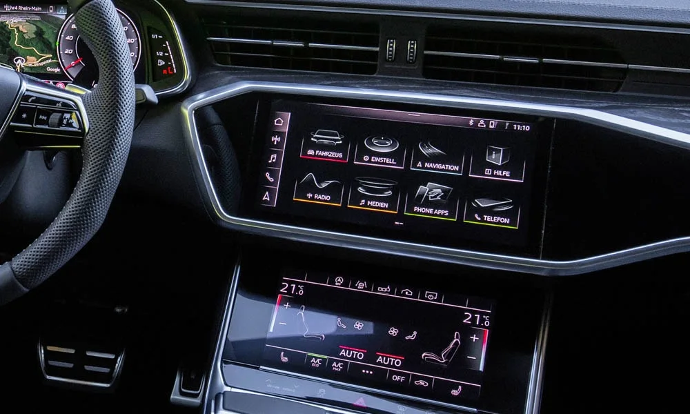 Фото Audi S6 — экран мультимедиа. Сдвоенный экран во всю ширину передней панели Audi S6 — экран мультимедиа