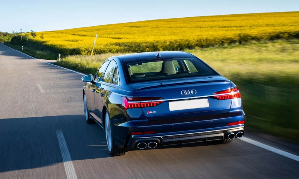 Фото Audi S6 — вид сзади, фото 3. Линия крыши, стойки и задняя дверь в синем исполнении. Светодиодная полоса или раздельные секции — задняя оптика стала главным украшением кормы Audi S6 — вид сзади, фото 3