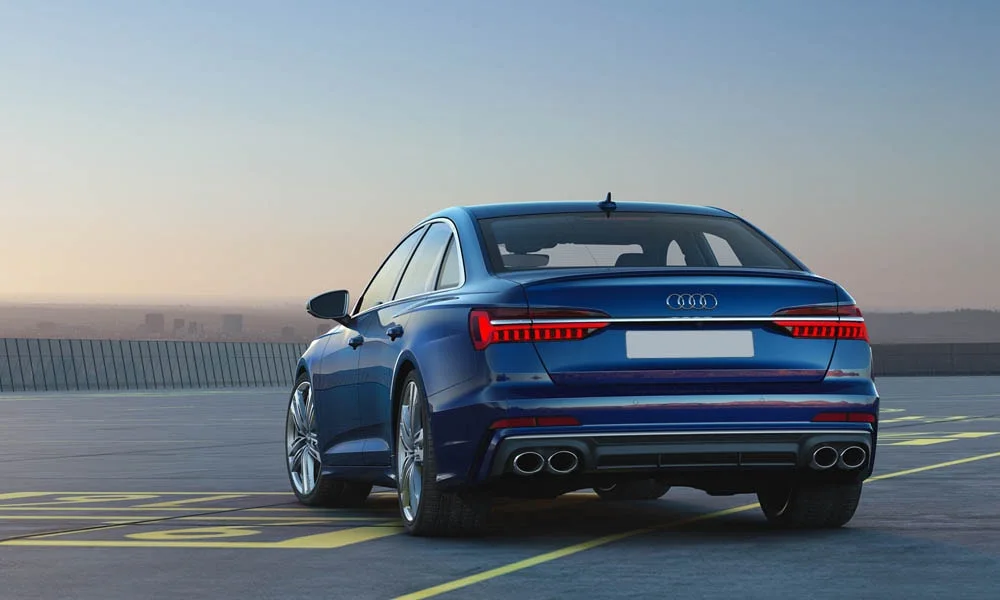 Фото Audi S6 — вид сзади, фото 5. Синий кузов сзади — фонари и бампер определяют ночной образ модели Audi S6 — вид сзади, фото 5
