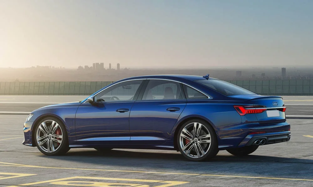 Фото Audi S6 — вид сзади, фото 7. Линия крыши, стойки и задняя дверь в синем исполнении. Светодиодная полоса или раздельные секции — задняя оптика стала главным украшением кормы Audi S6 — вид сзади, фото 7