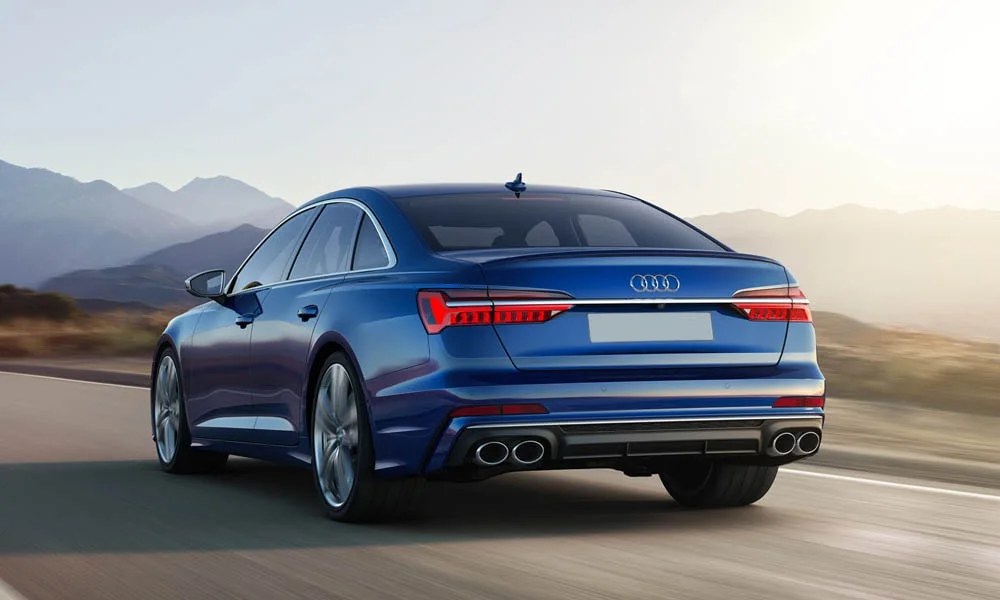 Фото Audi S6 — вид сзади, фото 8. Корма в синем цвете: графика фонарей и пластика пятой двери. Светодиодная полоса или раздельные секции — задняя оптика стала главным украшением кормы Audi S6 — вид сзади, фото 8