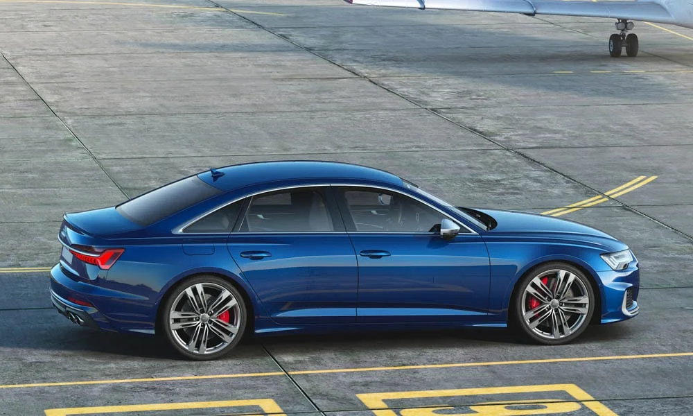 Фото Audi S6 — вид сзади, фото 9. Линия крыши, стойки и задняя дверь в синем исполнении. Насадки выхлопа или их имитация внизу бампера различают версии Audi S6 — вид сзади, фото 9
