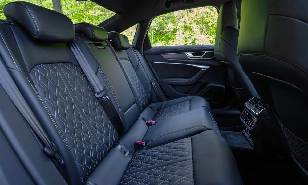 Фото Audi S6 — задние сиденья. Посадка второго ряда: подголовники и подлокотник Audi S6 — задние сиденья