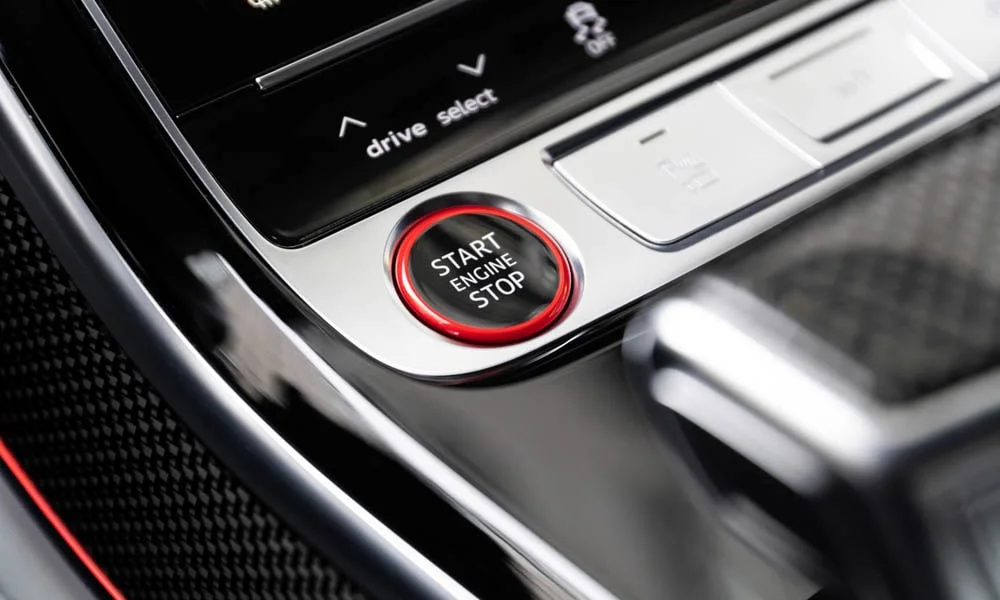 Фото Audi S8 (2024) — кнопки управления. Блок клавиш управления крупным планом. Физические клавиши быстрее сенсорных меню — важно в движении Audi S8 (2024) — кнопки управления