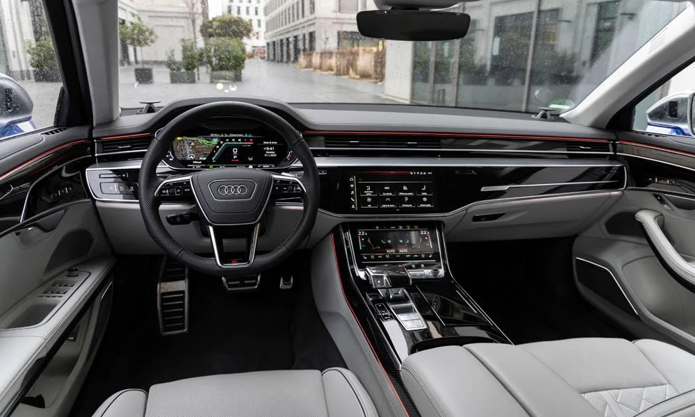 Фото Audi S8 (2024) — передняя панель. Компоновка экранов, дефлекторов и консоли Audi S8 (2024) — передняя панель