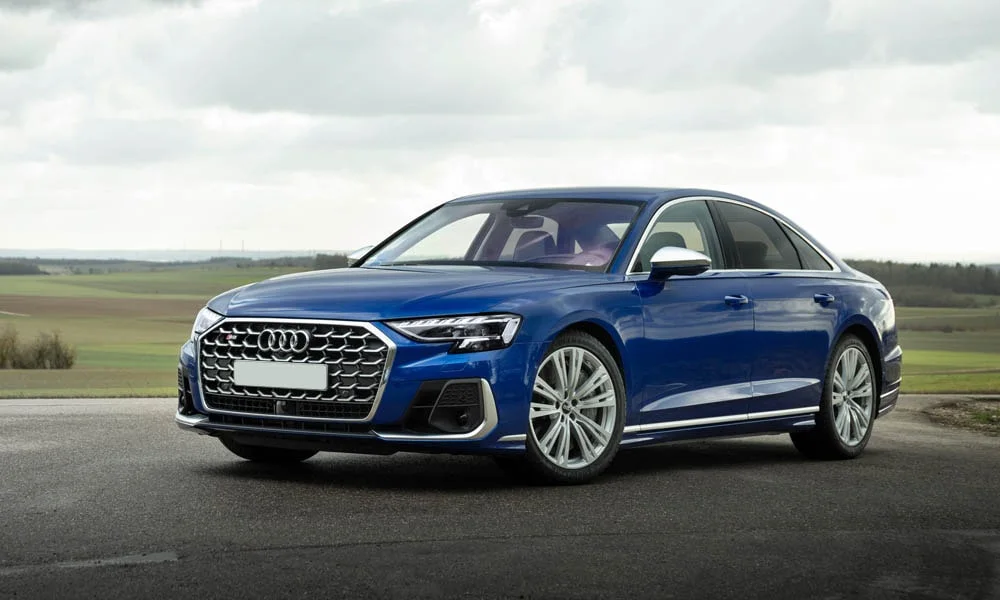 Фото Audi S8 (2024) — вид спереди, фото 6. Анфас: пропорции капота, посадка кузова и графика ходовых огней Audi S8 (2024) — вид спереди, фото 6