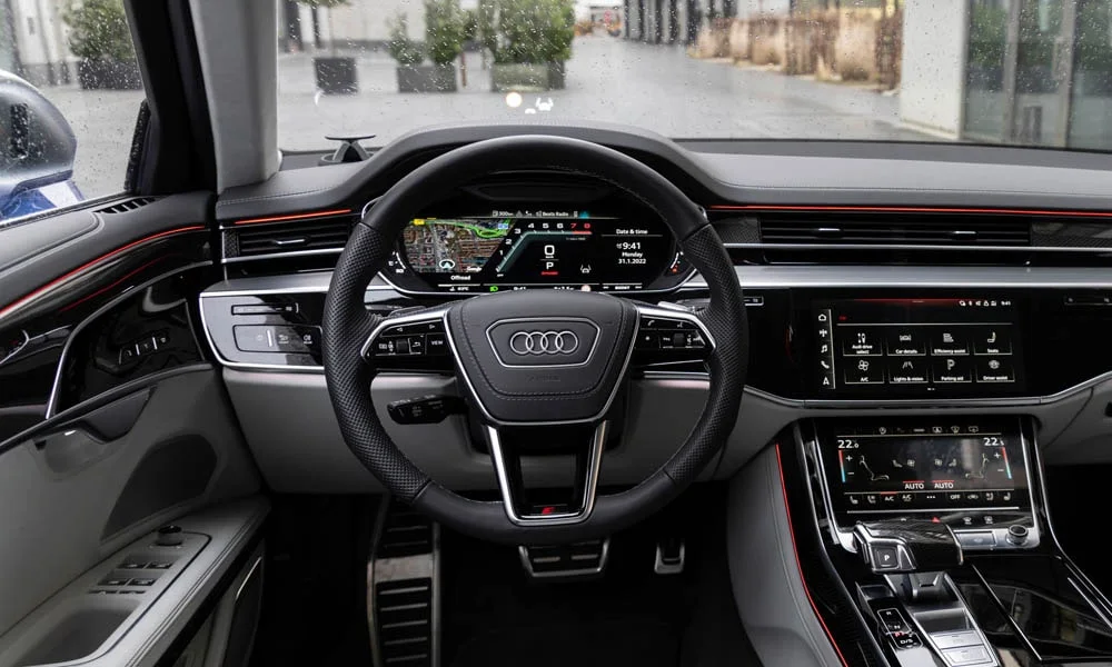 Фото Audi S8 (2024) — приборная панель. Экран приборов за рулём — вся ходовая информация перед глазами Audi S8 (2024) — приборная панель