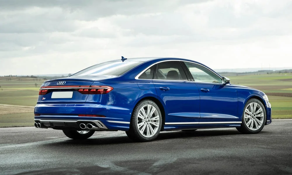 Фото Audi S8 (2024) — вид сзади, фото 6. Графика фонарей, бампер и оформление пятой двери. Насадки выхлопа или их имитация внизу бампера различают версии Audi S8 (2024) — вид сзади, фото 6