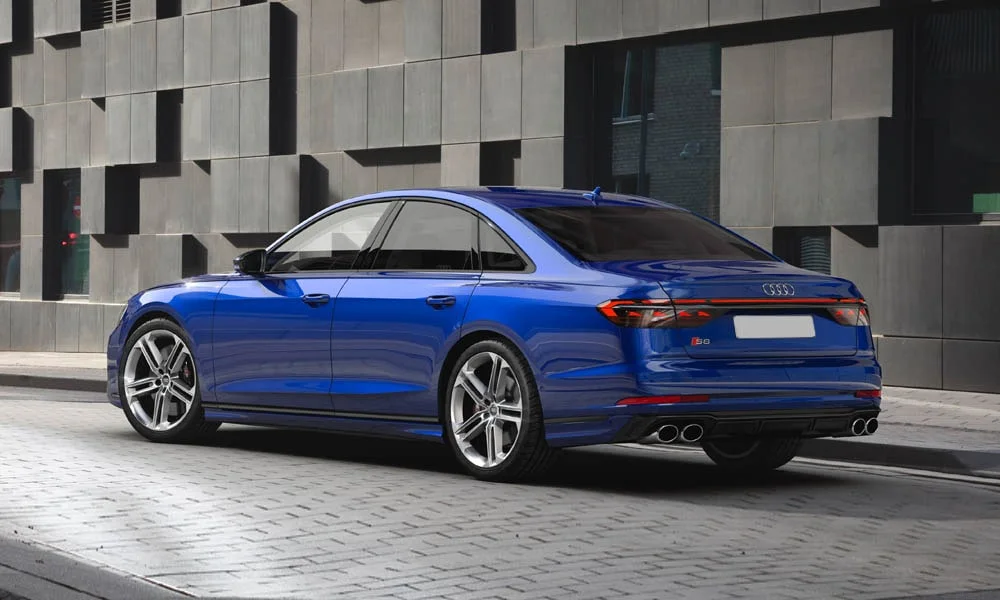Фото Audi S8 (2024) — вид сзади, фото 9. Синий кузов сзади — фонари и бампер определяют ночной образ модели. Насадки выхлопа или их имитация внизу бампера различают версии Audi S8 (2024) — вид сзади, фото 9