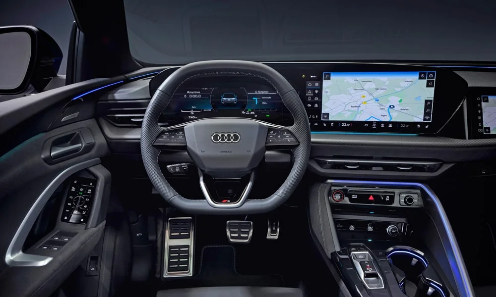 Фото Audi SQ5 (2024) — передняя панель. Компоновка экранов, дефлекторов и консоли. Минимум физических кнопок — ставка на экранное управление Audi SQ5 (2024) — передняя панель