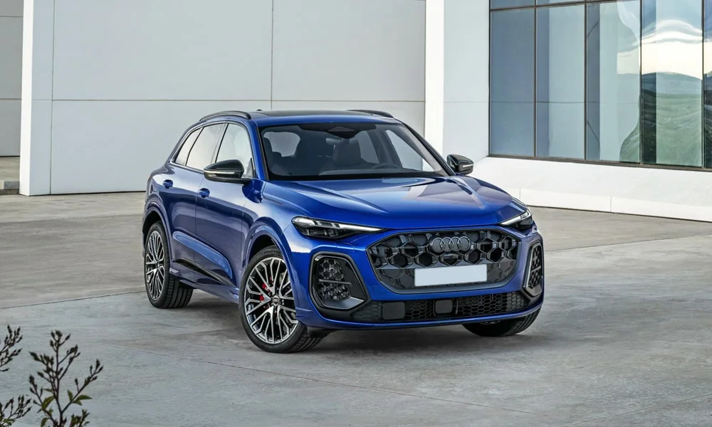 Фото Audi SQ5 (2024) — вид спереди, фото 9. Анфас: пропорции капота, посадка кузова и графика ходовых огней. Рисунок ходовых огней — подпись модели, по нему её узнают в потоке Audi SQ5 (2024) — вид спереди, фото 9