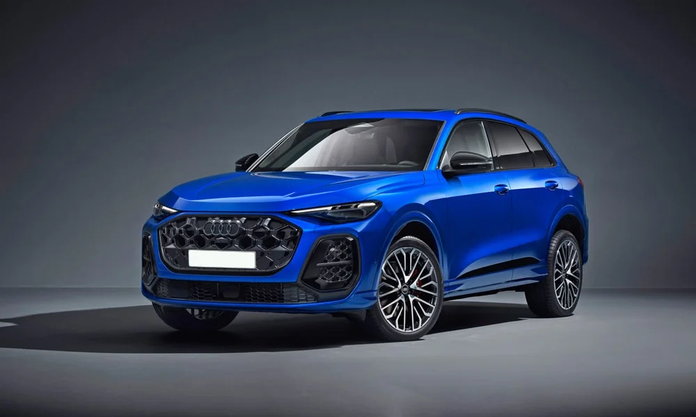 Фото Audi SQ5 (2024) — вид спереди, фото 11. Оптика, решётка и бампер — первое впечатление о модели. Рисунок ходовых огней — подпись модели, по нему её узнают в потоке Audi SQ5 (2024) — вид спереди, фото 11