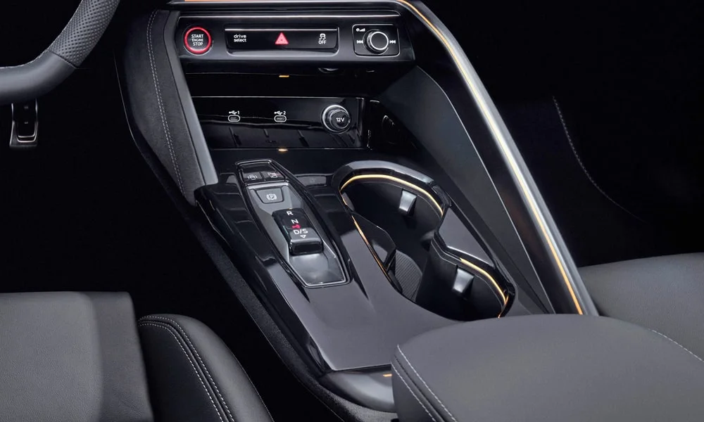 Фото Audi SQ5 (2024) — селектор коробки передач. Селектор трансмиссии на центральной консоли. Режимы движения и электронный ручник собраны рядом с селектором Audi SQ5 (2024) — селектор коробки передач
