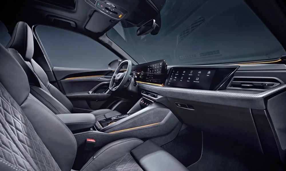 Фото Audi SQ5 (2024) — интерьер. Общий план салона: архитектура панели, консоль и кресла Audi SQ5 (2024) — интерьер