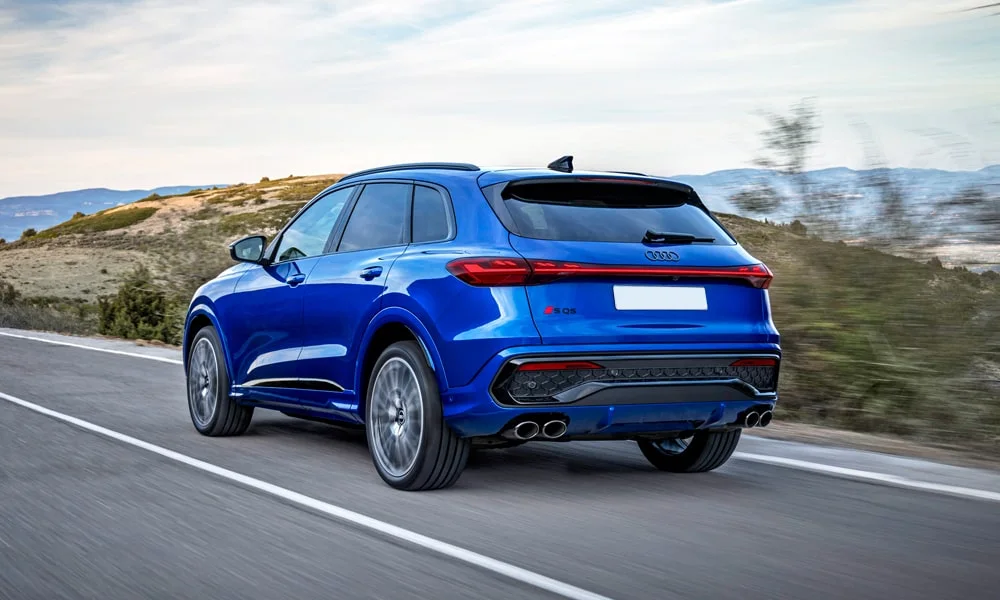 Фото Audi SQ5 (2024) — вид сзади, фото 3. Графика фонарей, бампер и оформление пятой двери Audi SQ5 (2024) — вид сзади, фото 3