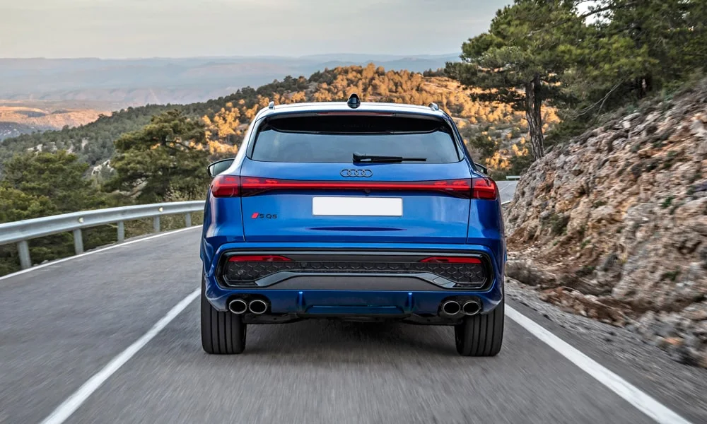 Фото Audi SQ5 (2024) — вид сзади, фото 4. Синий кузов сзади — фонари и бампер определяют ночной образ модели. Насадки выхлопа или их имитация внизу бампера различают версии Audi SQ5 (2024) — вид сзади, фото 4