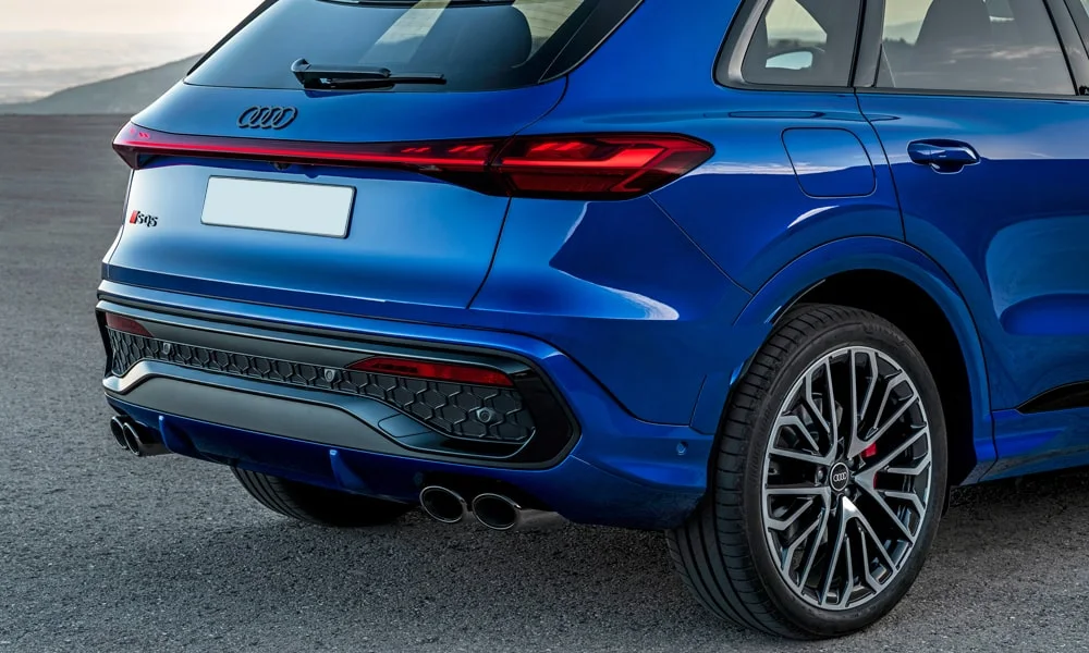 Фото Audi SQ5 (2024) — вид сзади, фото 5. Синий кузов сзади — фонари и бампер определяют ночной образ модели. Светодиодная полоса или раздельные секции — задняя оптика стала главным украшением кормы Audi SQ5 (2024) — вид сзади, фото 5
